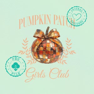 Pode incluir: Uma abóbora de mosaico com um laço, com quadrados laranja, castanhos e dourados. A abóbora é rodeada por texto que diz "Pumpkin Patch Girls Club" e "Original Designer". Um download de arquivo PNG também está disponível.