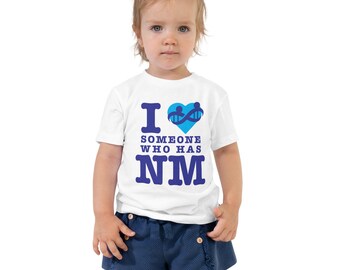 Camiseta de manga corta para niños pequeños con la frase "Amo a alguien que tiene NM"