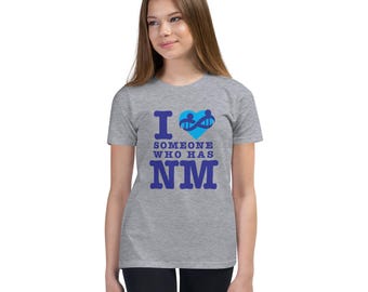 Camiseta de manga corta juvenil con la frase "Amo a alguien que tiene NM"