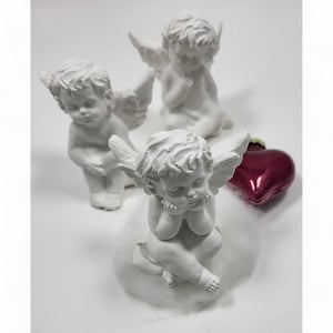 Ręcznie wykonana dekoracyjna figurka małego anioła wykonana z białego ceramicznego proszku odlewniczego Raysin – idealna do dekoracji domu i stołu I Figurka anioła I Prezent dla anioła stróża