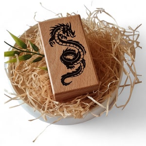 Timbro con motivo drago fantasy I Idee per timbri I Timbro Heindesign I Album con motivi per timbri I Timbratura con bambini I Idee per goffratura