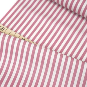 Peut inclure: Tissu rayé rose et blanc avec une règle en bois mesurant 101,6 cm.