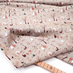 Könnte beinhalten: Beigefarbener Stoff mit einem sich wiederholenden Muster aus braunen und rosafarbenen Häusern, Bäumen, Vögeln und Zäunen. Der Stoff hat eine subtile Textur.