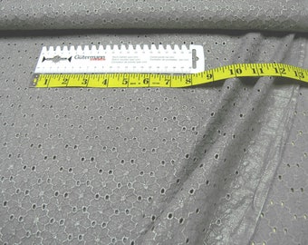 Broderie creux métallique gris clair Tissu en coton batiste 0,5m
