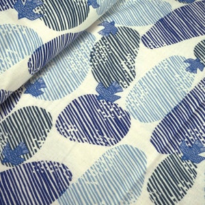 Könnte beinhalten: Weißer Stoff mit einem blau-weiß gestreiften Muster. Der Stoff hat ein sich wiederholendes Muster aus blauen Vögeln und blau-weißen ovalen Formen.