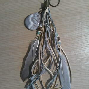 Llavero bohemio con clip para bolso, adorno de borlas, estilo suroeste, sari de seda reciclado, piel de ciervo, encaje, piedras preciosas, encaje loco, ágata, crema, gris, azul