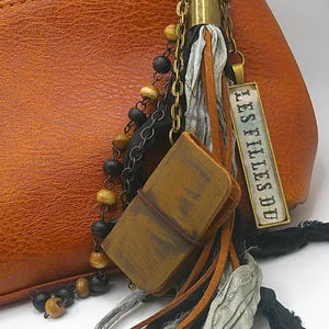 Llavero con clip estilo chatelaine bohemio con borlas de seda para cinturón, bolso, botas, dije francés victoriano "Les Filles" y pequeño cuaderno de cuero desgastado