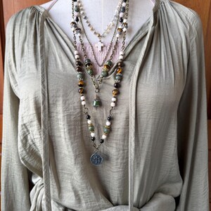Collar largo estilo bohemio de varias hebras con colgante de cruz y cadena de piedras preciosas, jade rústico, ojo de tigre, verde, marrón.