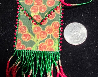 Bolso de cuentas hecho a mano con bayas de acebo