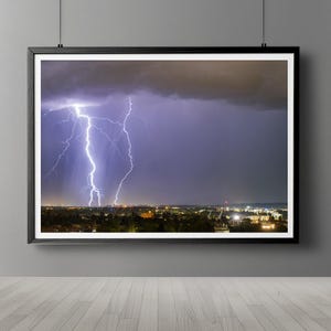 Blitz über Stadtbild Fotografie-Druck (digitaler Download)