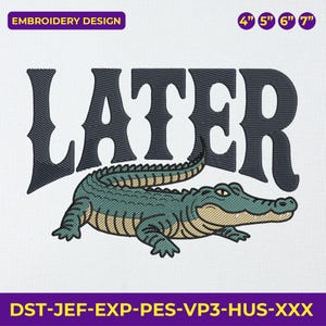 Puede incluir: Un diseño de bordado con la palabra "LATER" sobre un caimán verde. El diseño incluye opciones de tamaño de 10 cm, 13 cm, 15 cm y 18 cm. El texto "EMBROIDERY DESIGN" está en la parte superior y los tipos de archivo se enumeran en la parte inferior.
