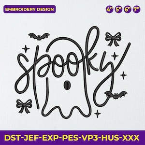 Pode incluir: Design de bordado preto com a palavra "spooky" em forma de fantasma, acompanhada por morcegos, laços e estrelas. Disponível nos tamanhos de 10 cm, 13 cm, 15 cm e 18 cm. O texto "EMBROIDERY DESIGN" está no topo e "DST-JEF-EXP-PES-VP3-HUS-XXX" na parte inferior.
