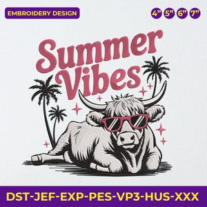 Puede incluir: Diseño de bordado con un toro relajado con gafas de sol y las palabras "Summer Vibes" en rosa. El diseño incluye palmeras y estrellas. Disponible en tamaños de 10 cm, 13 cm, 15 cm y 18 cm.