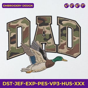 Könnte beinhalten: Ein Stickdesign mit dem Wort "DAD" in einem Tarnmuster und einer fliegenden Ente darunter. Das Design enthält den Text "EMBROIDERY DESIGN" und Größenoptionen von 10 cm, 13 cm, 15 cm und 18 cm.