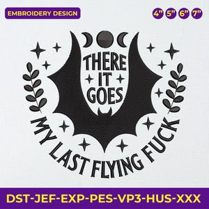 Könnte beinhalten: Schwarzes Stickdesign mit dem Text "THERE IT GOES MY LAST FLYING FUCK" in kreisförmiger Anordnung. Das Design beinhaltet eine Fledermaus, Sterne und Halbmonde. Das Bild enthält auch "EMBROIDERY DESIGN" und Größenoptionen.