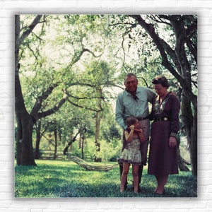 Stampa/poster della famiglia texana Slim Aarons: Robert J Kleberg con la moglie e la pronipote Ida Louise Clement al King Ranch, Kingsville, Texas.