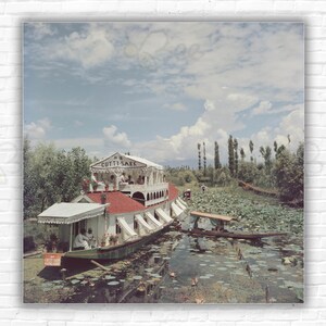 Stampa/poster di Slim Aarons sul fiume Jhelum: gita in barca di lusso sul fiume Jhelum vicino a Srinagar, Jammu e Kashmir, India, a bordo dell'imbarcazione 'HB Cutty Sark'.