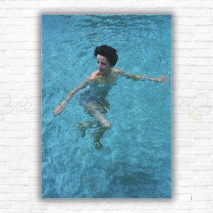 Stampa/Manifesto "Time For A Guinness" di Slim Aarons - Aprile 1959: Gloria Guinness si gode una nuotata nella sua piscina a Manalapan, Palm Beach, Florida.