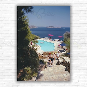 Stampa/poster della piscina Pellicano di Slim Aarons: ospiti che salgono i gradini dell'Hotel Il Pellicano a Porto Ercole, Toscana, agosto 1969.