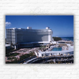 Slim Aarons Fontainebleau Hotel Miami Stampa/Poster - Una vista del Fontainebleau Hotel e di una delle sue piscine all'aperto a Miami Beach, Florida, 1955