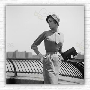 Schmales Aarons New York Fashion Print/Poster - Eine junge Frau modelliert ein Kleid mit Gürtel und Bleistiftrock, New York City, Juni 1953.