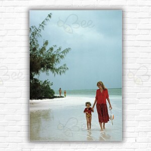 Stampa/poster di Slim Aarons Windermere Island - Dana McIntosh cammina con la nipote Deidre Valentine sull'isola di Windermere nelle Bahamas
