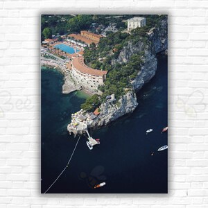 Stampa/Poster Slim Aarons Roquebrune-Cap-Martin - Il Monte-Carlo Beach Hotel sulla Pointe de la Vieille a Roquebrune-Cap-Martin, Francia
