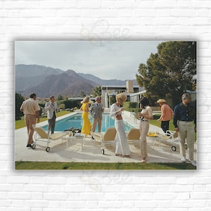 Stampa/poster in stile Slim Aarons Poolside - Helen Dzo Dzo Kaptur, Nelda Linsk e ospiti alla Kaufmann Desert House, Palm Springs, California