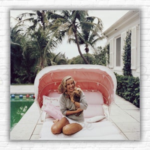 Stampa/poster di Slim Aarons Alice Topping: la mondana Alice Topping a bordo piscina a Palm Beach, Florida, 1959.
