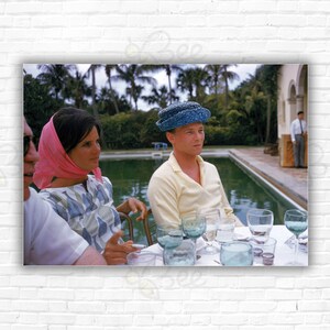 Stampa/Manifesto di Slim Aarons Pulitzer alla festa - Lily Pulitzer a una festa in piscina, Palm Beach, Florida, aprile 1961.