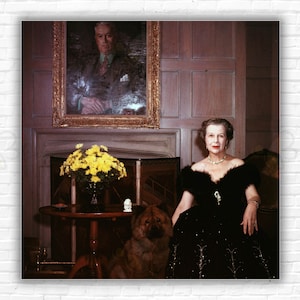 La vedova della Slim Aarons Publishing - La signora Robert R. McCormick sotto un ritratto del suo defunto marito, editore del Chicago Tribune.