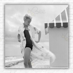 Slim Aarons Pulitzer On The Beach Stampa/Poster - Gladys 'Patsy' Bartlett (nata Pulitzer, in seguito Pulitzer Preston) a Palm Beach, Florida