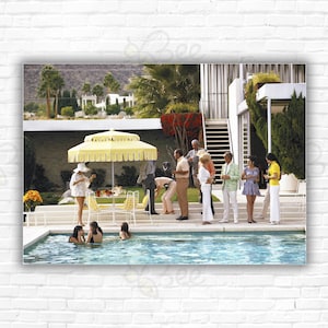 Stampa/poster della festa a bordo piscina di Slim Aarons - Ospiti a bordo piscina nella Desert House di Nelda Linsk, progettata da Richard Neutra, Palm Springs