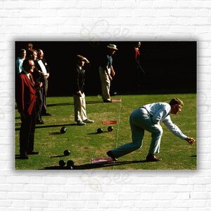 Stampa/poster Slim Aarons Bowling Green - Il capitano Edward Robertson Buddy Bombard e James HV Alen giocano a bocce al Newport Casino Rhode Island