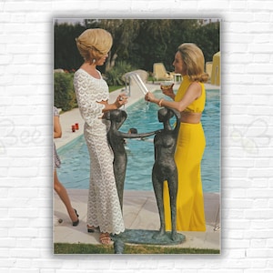 "Schlichtes ""Aarons Helen & Nelda by the Pool"" Poster/Kunstdruck - Helen Dzo Dzo and Nelda Linsk at Kaufmann Desert House, Palm Springs, California, 1970."