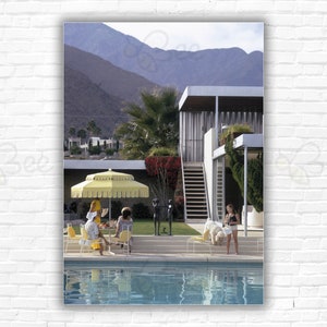"Nur: ""Aarons At The Linsk House"" Print/Poster - Gäste am Pool von Nelda Linsk in Palm Springs gestaltet von Richard Neutra für Edgar Kaufmann."