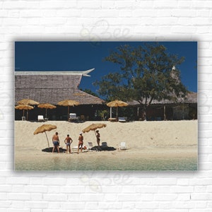 Stampa/poster Slim Aarons Private Island Philippines - Gli ospiti si rilassano sull'isola privata di proprietà del presidente della Philippine Airlines Benigno Toda Jr.
