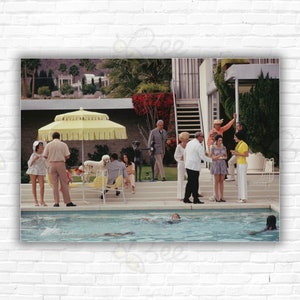 Stampa/poster Slim Aarons Poolside Party - Ospiti a bordo piscina nella casa di Nelda Linsk a Palm Springs, disegnato da Richard Neutra per Edgar Kaufmann
