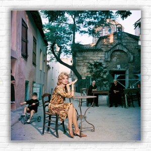 Stampa/Manifesto di Slim Aarons Melina Mercouri - 1961: l'attrice greca Melina Mercouri (1925 - 1994) seduta in un bar di strada ad Atene.