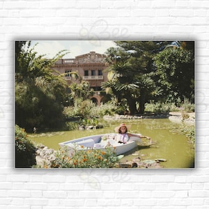 Slim Aarons Fabrizia Lanza di Mazzarino Stampa/Poster - Donna Fabrizia Lanza di Mazzarino a Villa Tasca, Sicilia, Italia, 1984.