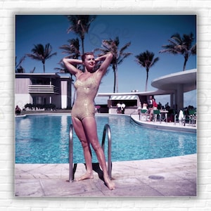 Slim Aarons Esther Williams in Florida - Esther Williams a bordo piscina con un costume da bagno dorato, Florida.