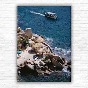 Stampa/Poster Slim Aarons Coast ad Acapulco - Un battello turistico passa davanti a un resort sulla costa di Acapulco, Messico, 1961.