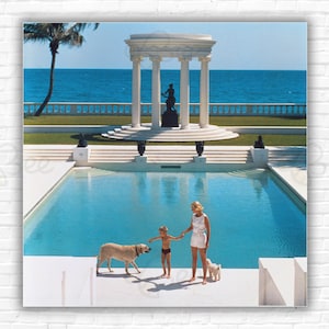 Stampa/poster "Nice Pool" di Slim Aarons - La scrittrice C.Z. Guest con il figlio Alexander nella piscina del loro tempio greco, Villa Artemis, Palm Beach.