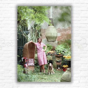 Slim Aarons Roberta di Camerino Zanga Stampa/Poster - In posa su una sedia di vimini con un Basset Hound su Island Retreat, Venezia, settembre 1978