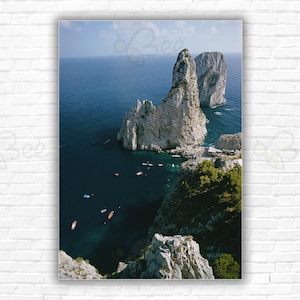 Stampa/Poster Faraglioni Rocks di Slim Aarons - Faraglioni Rocks sull'isola italiana di Capri, agosto 1974.