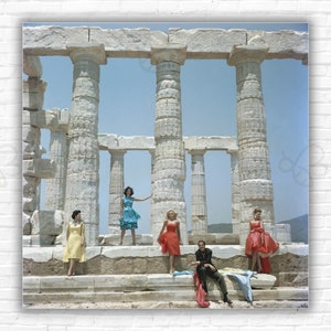 Stampa/Poster di Slim Aarons Dimitris Kritsas - Il designer Dimitris Kritsas con le modelle nell'antico tempio di Poseidone, Sounion, Grecia.
