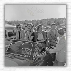 Stampa/Manifesto con gli spettatori della gara di Slim Aarons Florida Race - Un gruppo di spettatori si gode una giornata alle corse, Palm Beach, Florida, circa 1955.