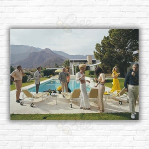 Slim Aarons Poolside Socialites Stampa/Poster - Helen Dzo Dzo Kaptur Nelda Linsk e ospite al Kaufmann Desert House Palm Springs California