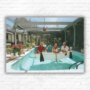 Stampa/poster di Slim Aarons Herb Field - Herb Field, proprietario del Sea Horse Beach Resort, con la sua famiglia sulla Gulf Coast, Miami, Florida