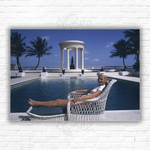 Slim Aarons Czs House Stampa/Poster - C.Z. Ospite sdraiato vicino alla piscina del tempio greco a Villa Artemis, Palm Beach, Florida
